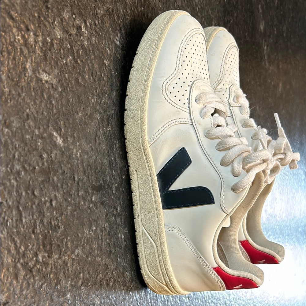 VEJA good condition White Sneakers with Black and Red Accents